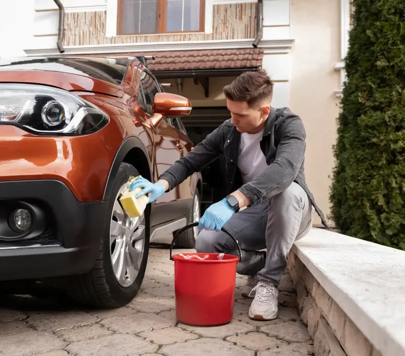 Lavage auto à domicile La Chapelle-Bertin : professionnel intervenant sur un véhicule